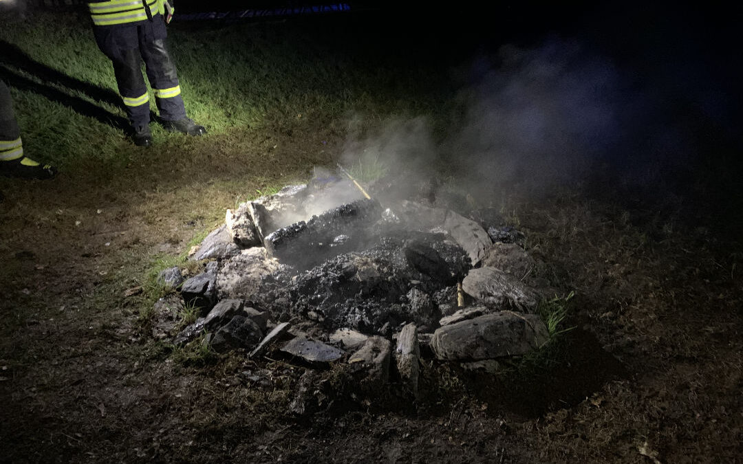 Müllbrand im Waldgebiet