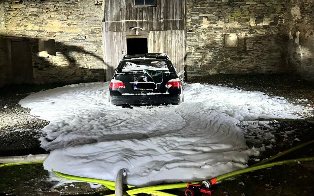 Einsatz 25/2025 – B2.05 Garagenbrand (PKW an Gebäude)